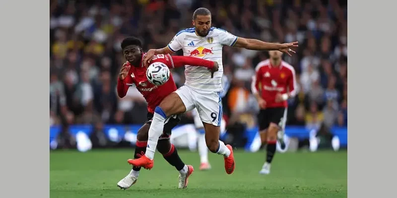 Manchester United hòa Leeds ở vòng 7