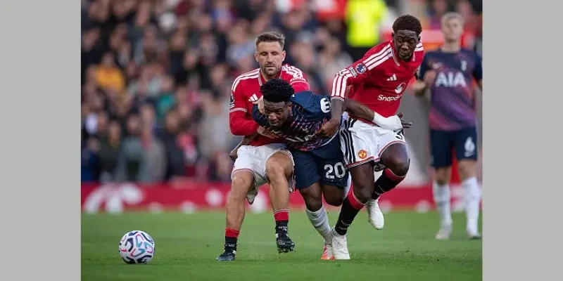 Tottenham Hotspur giật lại 1 điểm trước Manchester United